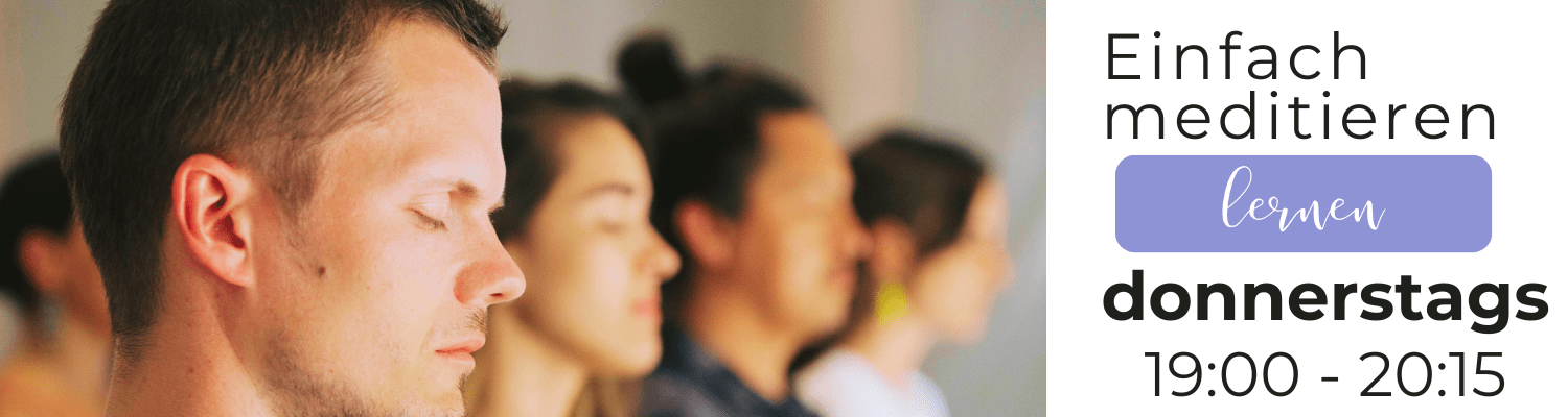 Menschen sitzen ruhig in Meditation, Einsteigergruppe